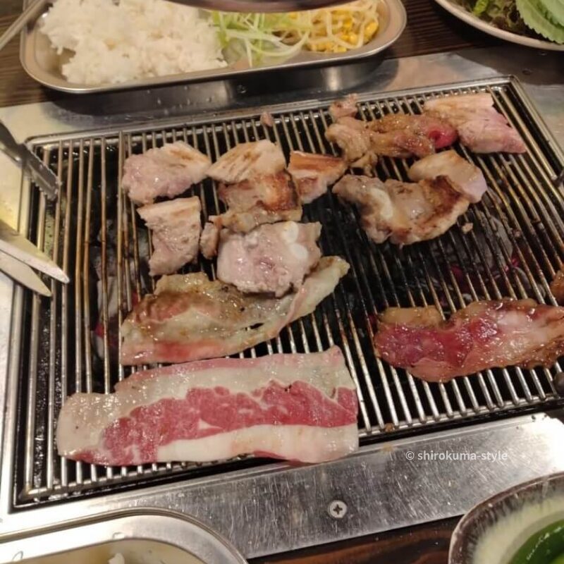 サムギョプサルを焼いている