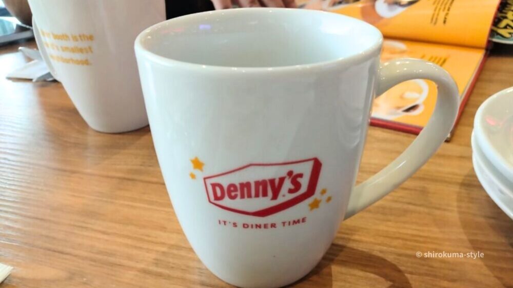 デニーズのロゴが入ったコーヒーマグカップ
