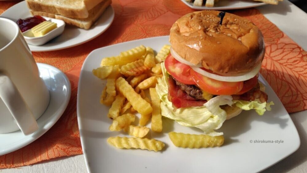 ホテルの朝食 大きなハンバーガーとポテト