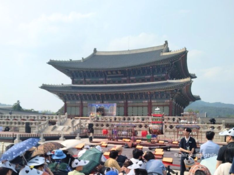 韓国 日傘をさす人たち